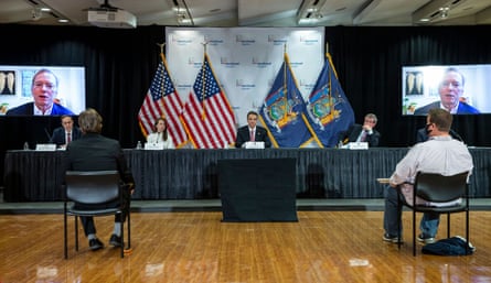 Eric Schmidt, a través de una videoconferencia, se une a la sesión informativa para los medios de comunicación dada por el gobernador de Nueva York, Andrew Cuomo, el 6 de mayo de 2020.