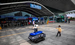 Un robot de la policía haciendo cumplir las reglas del coronavirus en Shenzhen, China, en marzo de 2020.