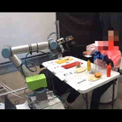 Un equipo humano-robot preparando el almuerzo. 