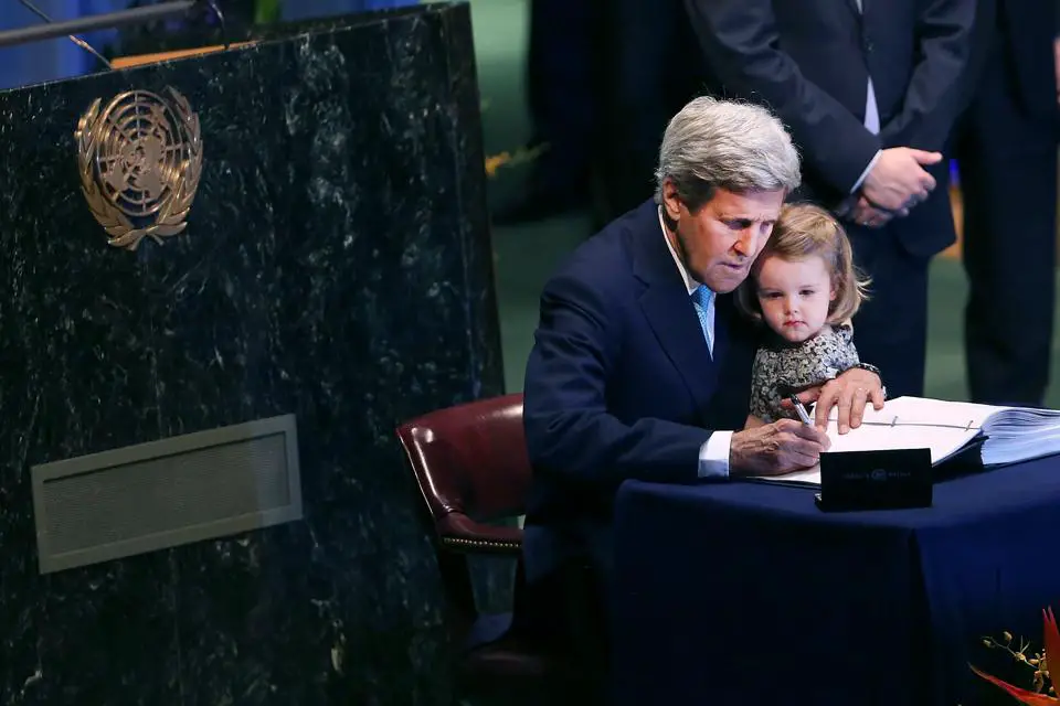 22 de abril de 2016: El Secretario de Estado de EE.UU. John Kerry sostiene a su nieta de dos años Isabel Dobbs-Higginson para la firma del acuerdo en la Ceremonia de Firma de las Naciones Unidas para el Acuerdo de París sobre el Cambio Climático.