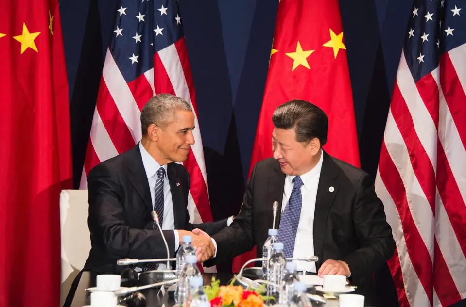 El presidente de los Estados Unidos, Barack Obama (L), le da la mano al presidente chino Xi Jinxing durante una reunión bilateral previa a la apertura de la conferencia de la ONU sobre el cambio climático COP21 el 30 de noviembre de 2015 en París.