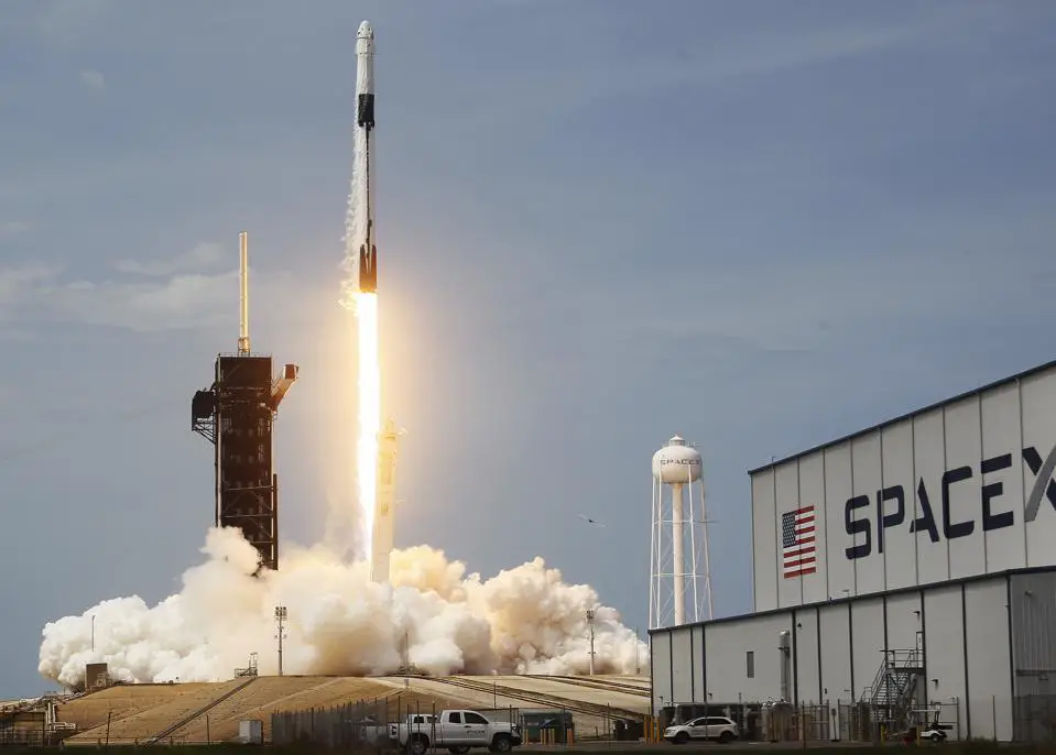 El cohete SpaceX Falcon-9 y la cápsula Dragón de la tripulación se lanzan desde Cabo Cañaveral enviando astronautas a la Estación Espacial Internacional