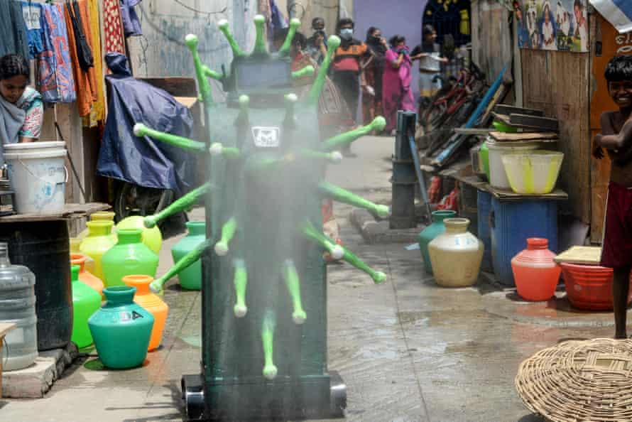 Un robot con temática de Covid rocía desinfectante en Chennai, Tamil Nadu.