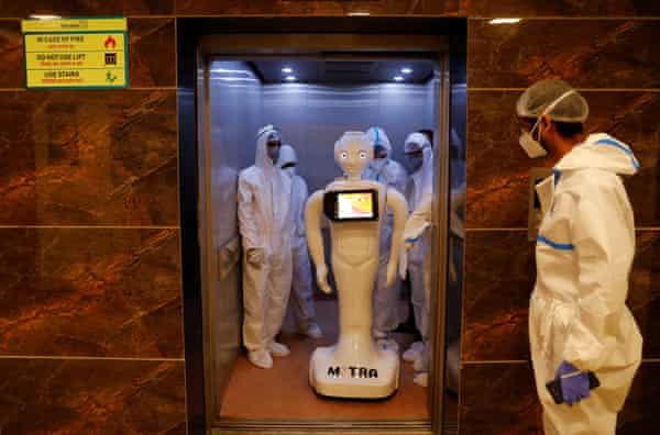Mitra comparte un ascensor en un hospital de Noida. El robot se está utilizando para tratar a pacientes con Covid.