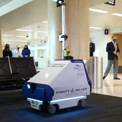 Robot desinfectante LAAD de Pratt Miller en el Aeropuerto Internacional Gerald R. Ford
