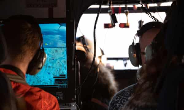 Investigadores en un avión especialmente adaptado buscan guaridas de osos simuladas en un estudio en Utah.