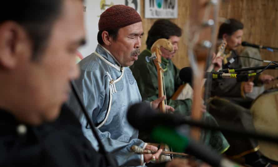 'No podría categorizar un híbrido de canto de garganta y violín eléctrico'… Huun Huur Tu, cantantes de garganta de Mongolia en Womad en 2013.