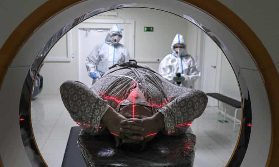Un paciente sometido a una resonancia magnética en Moscú.