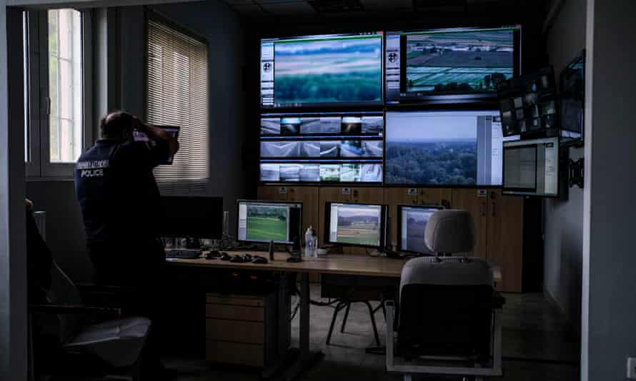Una sala de control con 11 monitores y 30 cámaras para vigilancia a lo largo del río Evros en Nea Vyssa, Grecia.