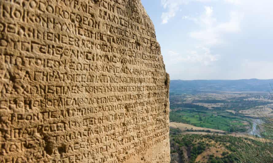 Escritura griega antigua cincelada en piedra.