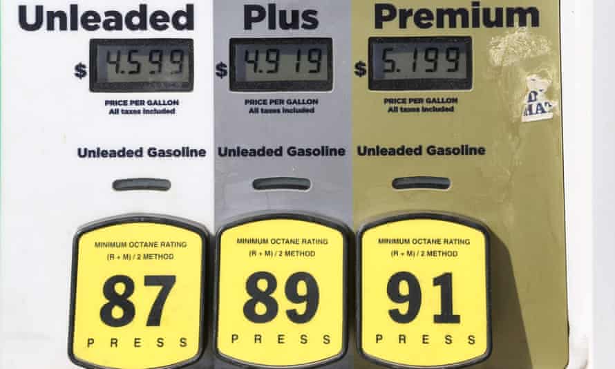 Una bomba de gasolina en Mesa, Arizona, muestra precios récord.