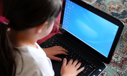 Un niño usando una computadora portátil