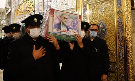 Una ceremonia para el científico nuclear iraní Mohsen Fakhrizadeh, quien fue asesinado por una ametralladora robot operada por un asesino ubicado a 1.000 km de distancia.