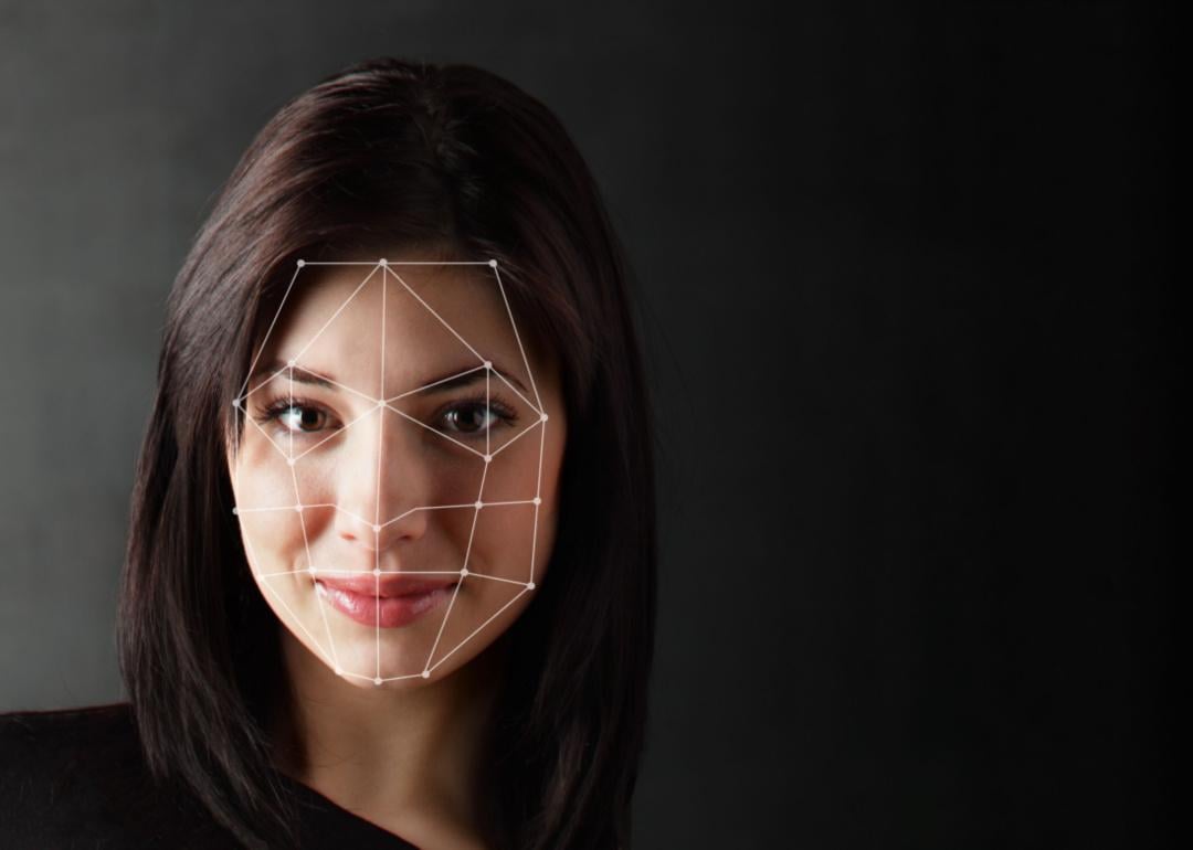 El rostro de una mujer se mide mediante verificación biométrica.