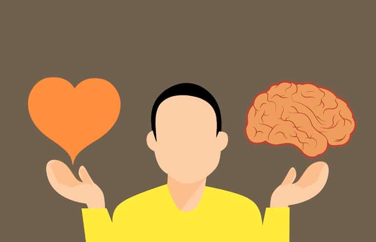 Esto muestra a un hombre con un corazón y un cerebro sobre sus manos.