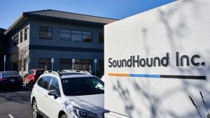 Un letrero de SoundHound AI (SOUN) frente a un edificio de oficinas.