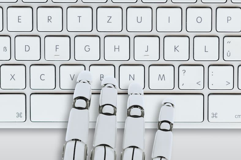 mano robótica futurista escribiendo en un teclado