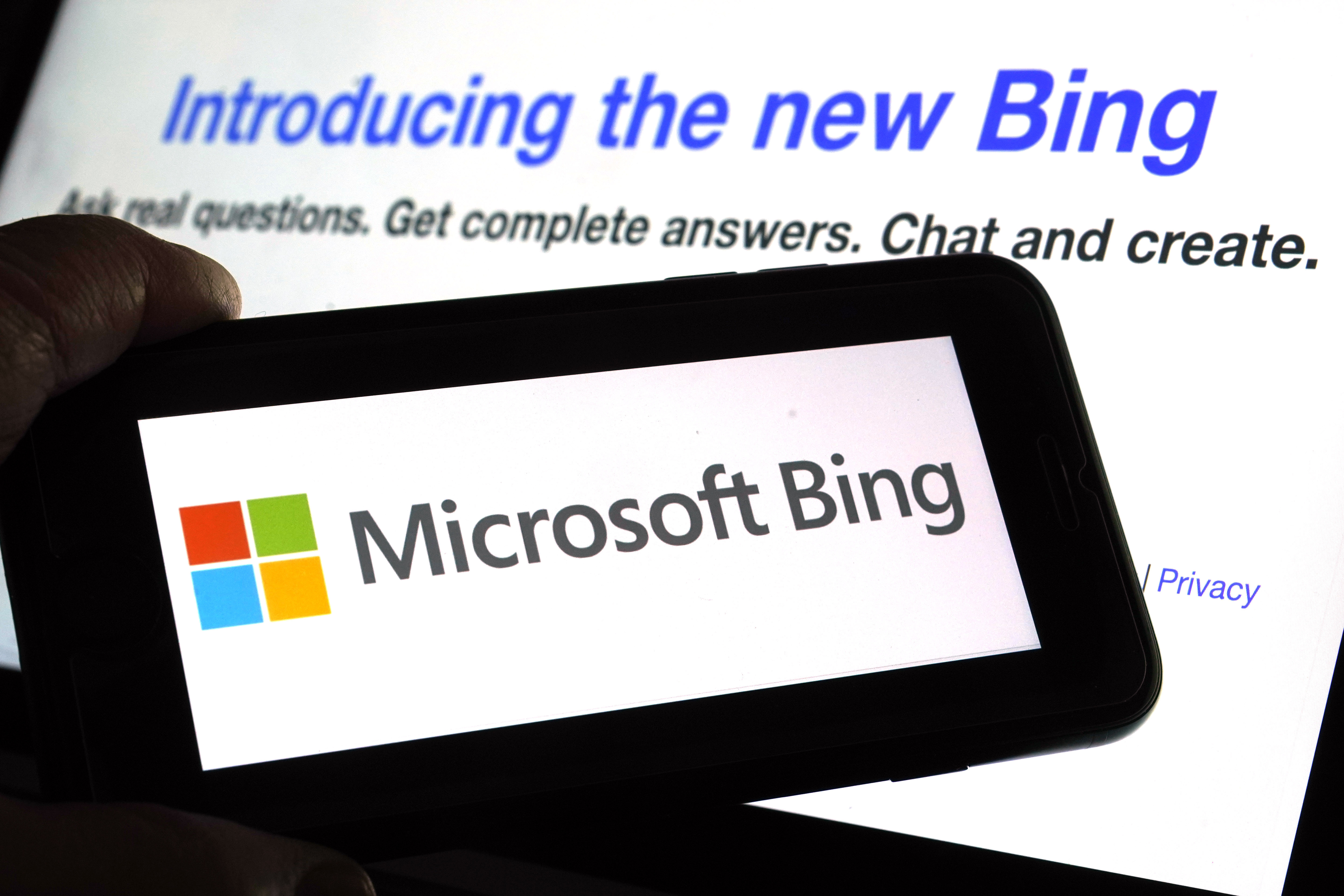 Microsoft lanzó su nuevo chatbot, Bing, una aplicación para teléfono y para su explorador de internet Edge (AP Foto/Richard Drew)