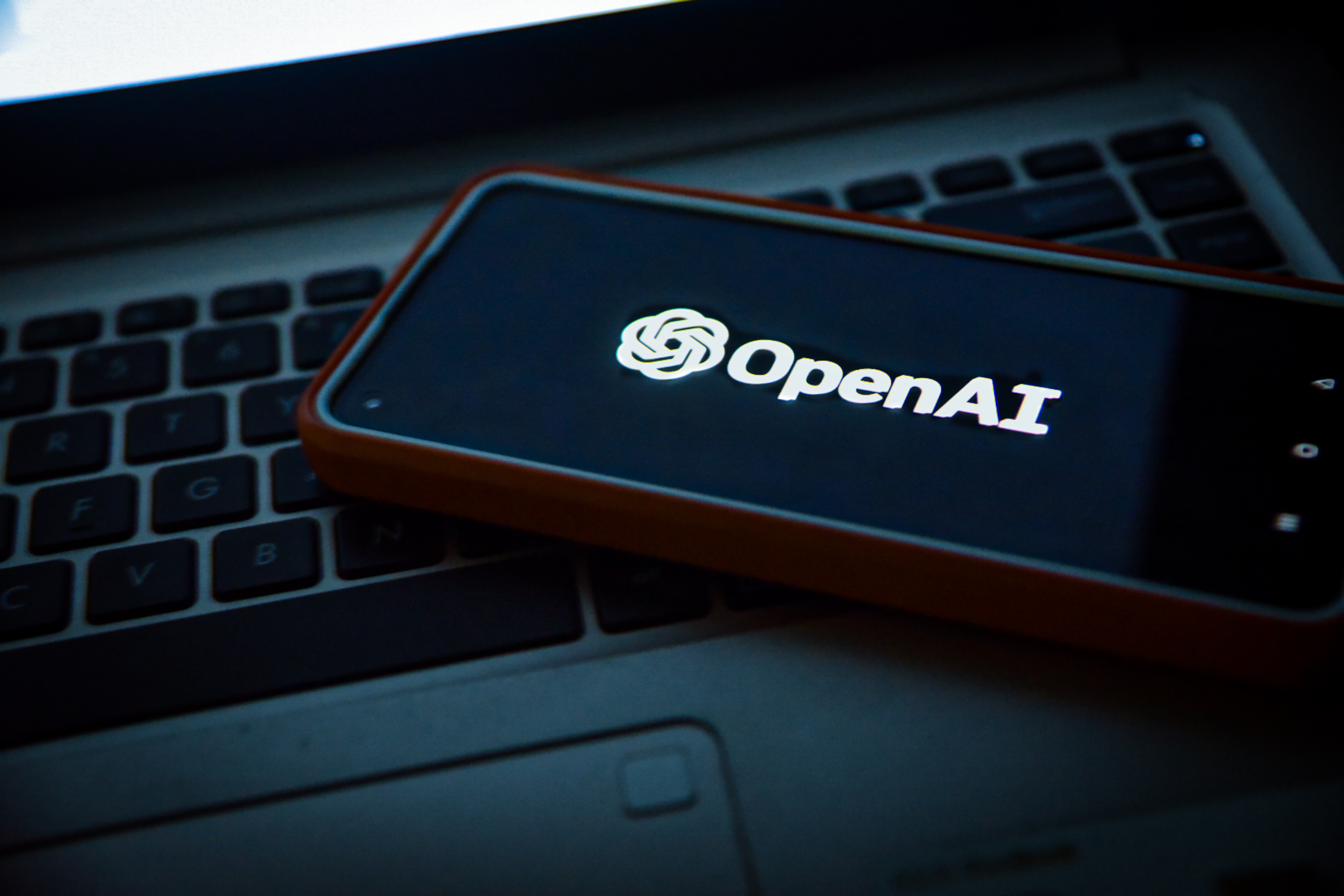 A GPT-4, de OpenAI, se puede acceder pagando una suscripción de 20 dólares mensuales, aunque también posee servicios gratuitos como ChatGPT (Foto: Unsplash)