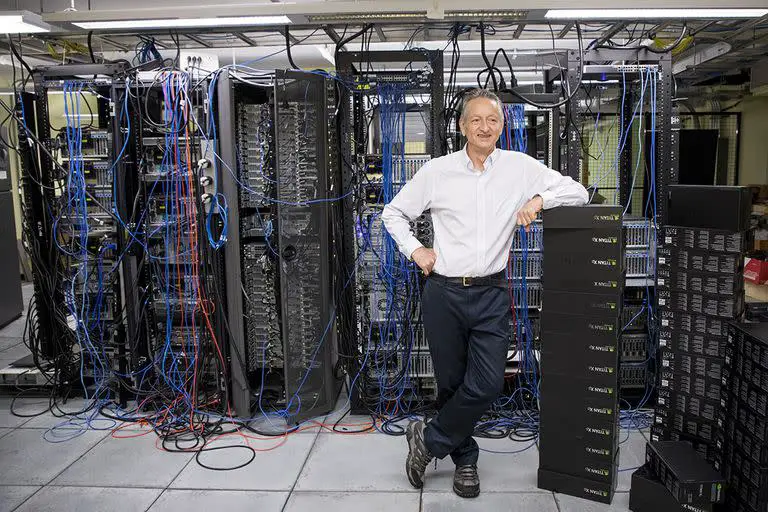 Geoffrey Hinton decidióó  dejar Google para poder hablar con libertad sobre los riesgos que entra a la IA