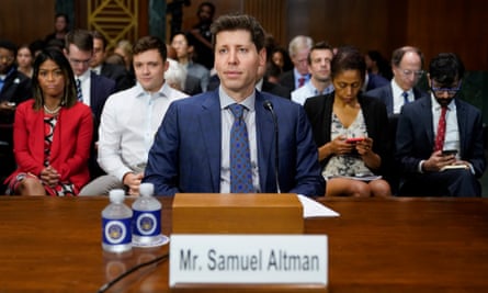 El CEO de OpenAI, Sam Altman, espera para hablar ante un comité judicial del Senado.