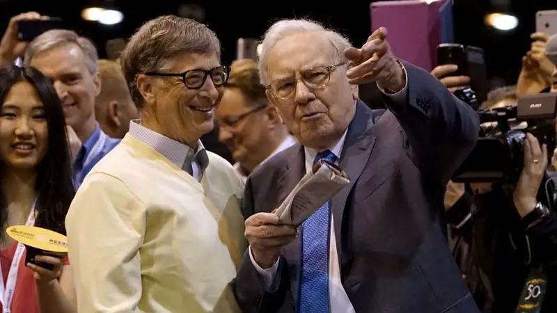 Buffett con Bill Gates, que se acercó al "Woodstock para capitalistas" REUTERS/Rick Wilking/Archivo