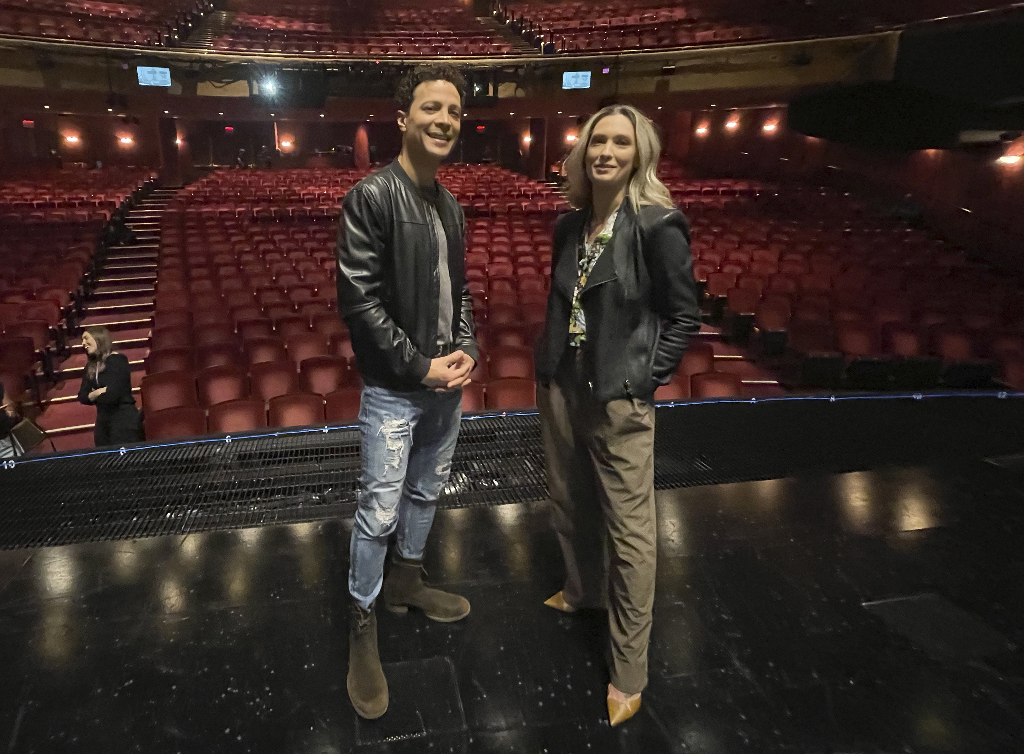 Justin Guarini, a la izquierda, y Briga Heelan, estrellas del musical "Érase una vez más"en el Teatro Marquis de Nueva York (Foto AP/John Carucci)
